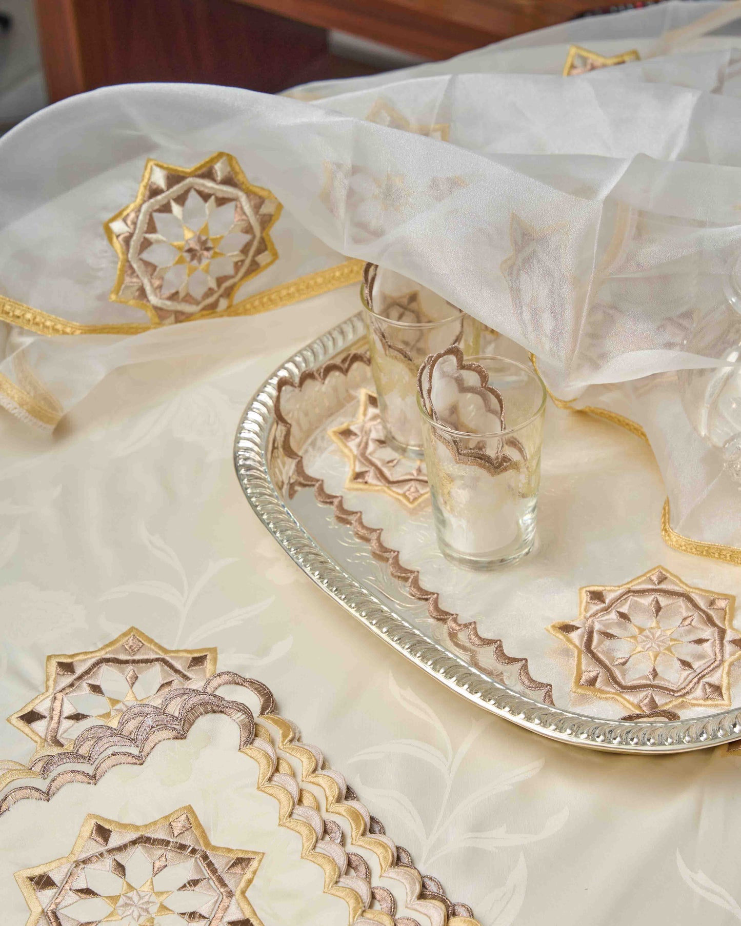 Nappe en jim beige brodée ronde 'Zelija Assiliya'