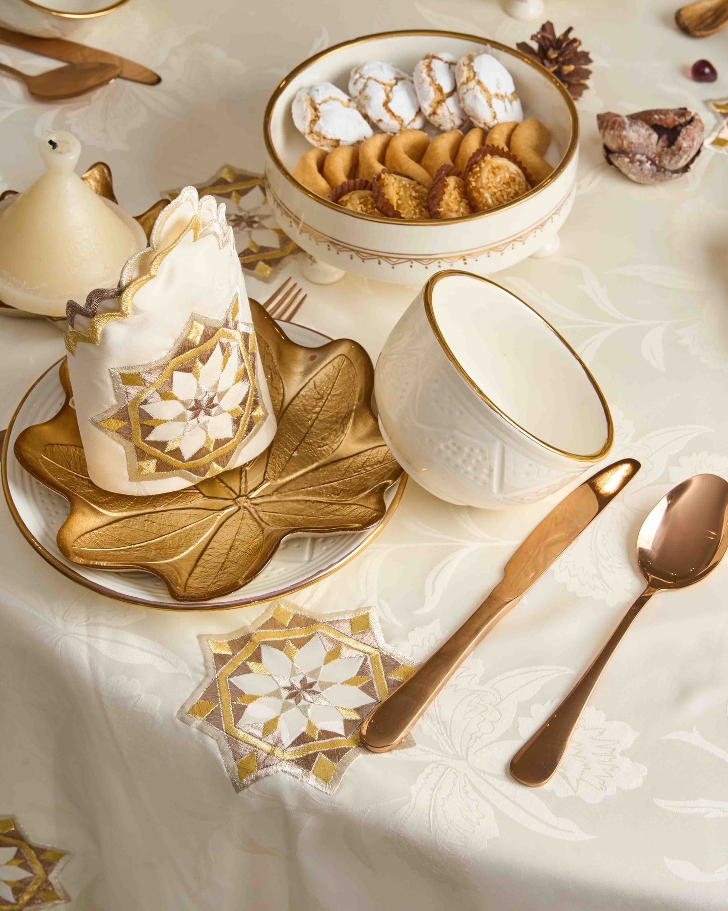 Nappe en jim beige brodée ronde 'Zelija Assiliya'
