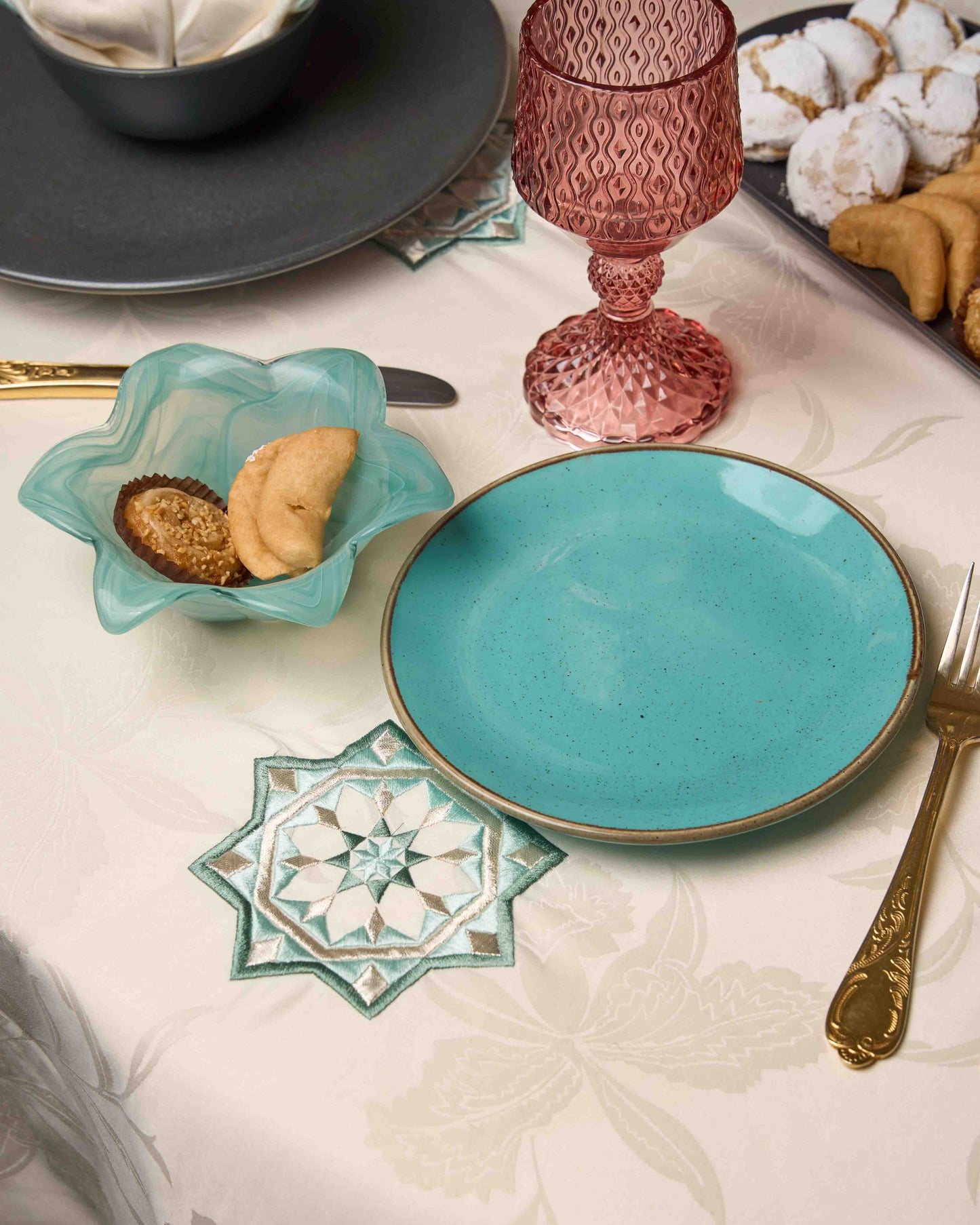 Nappe en jim beige brodée ronde 'Zelija Assiliya'