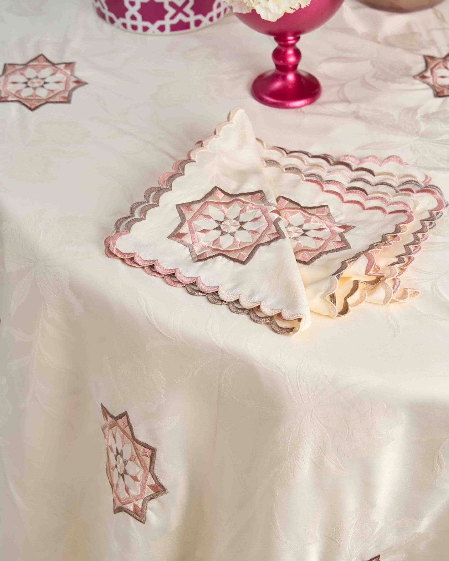 Nappe en jim beige brodée ronde 'Zelija Assiliya'